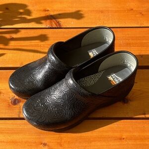 Dansko XP 2.0 Clogs